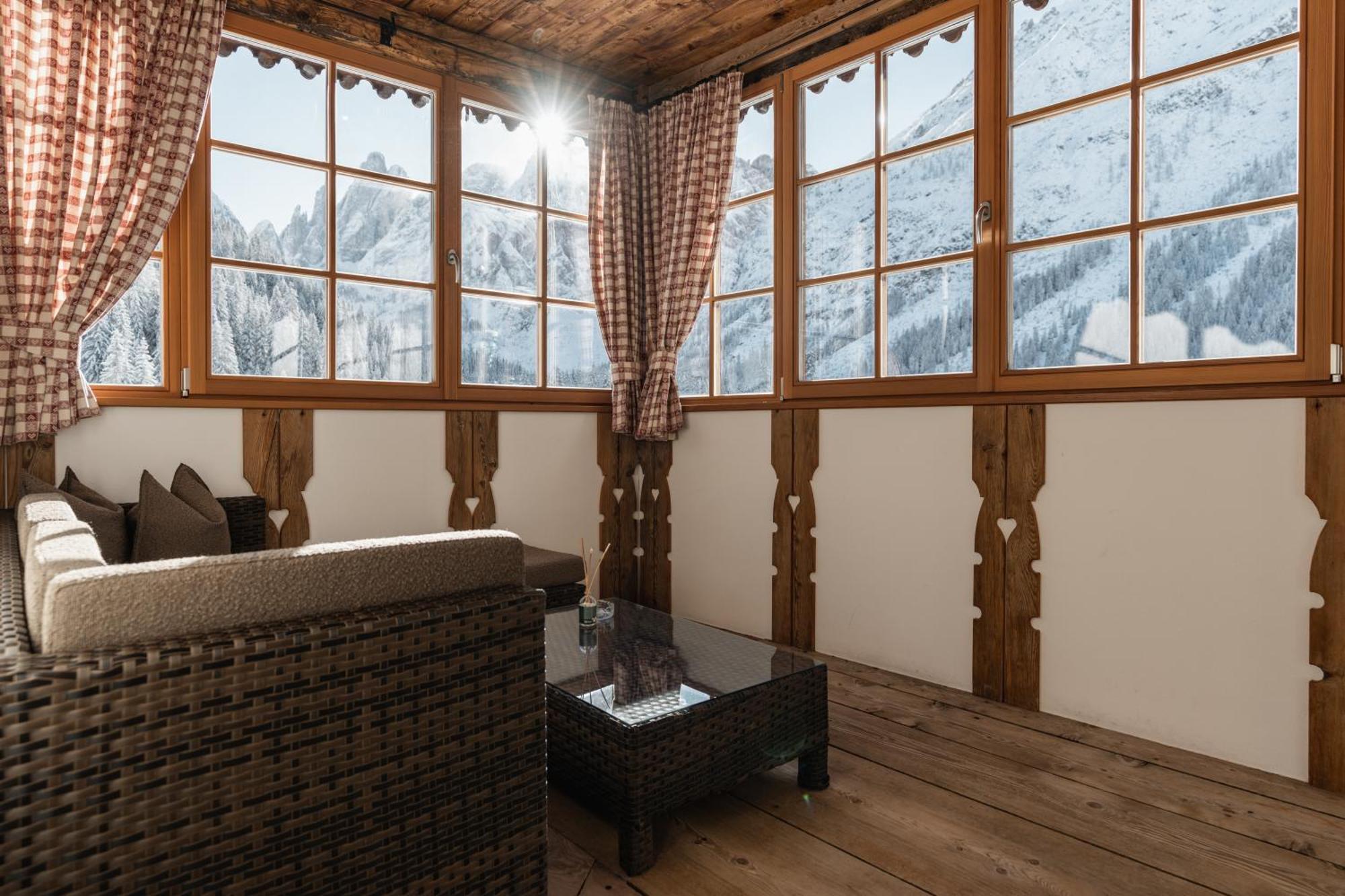 Hotel Dolomitenhof & Chalet Alte Post Sexten Exterior photo