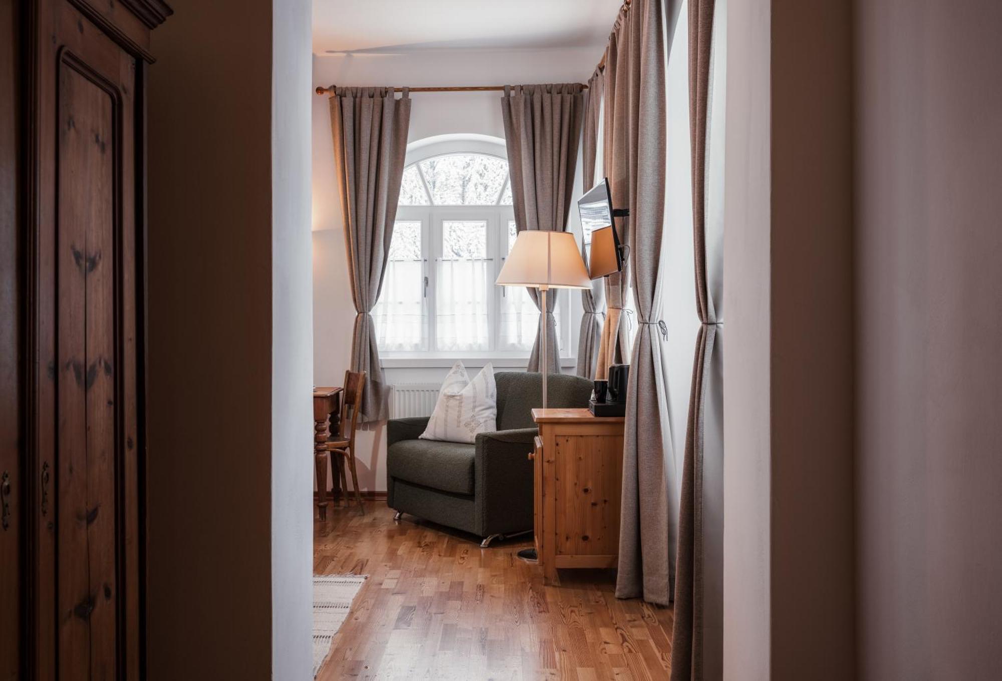 Hotel Dolomitenhof & Chalet Alte Post Sexten Exterior photo