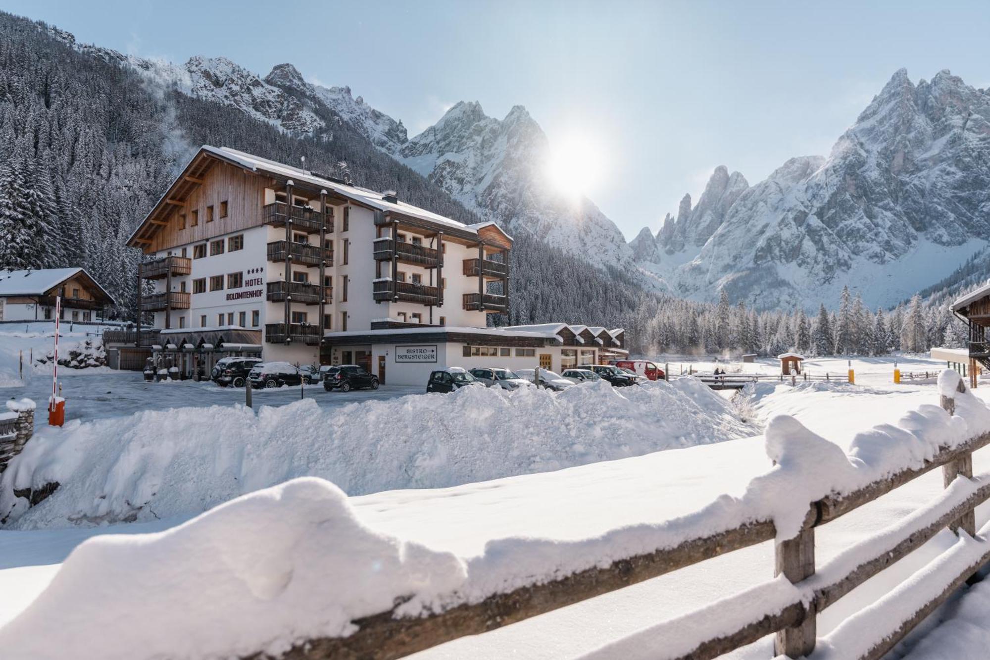 Hotel Dolomitenhof & Chalet Alte Post Sexten Exterior photo
