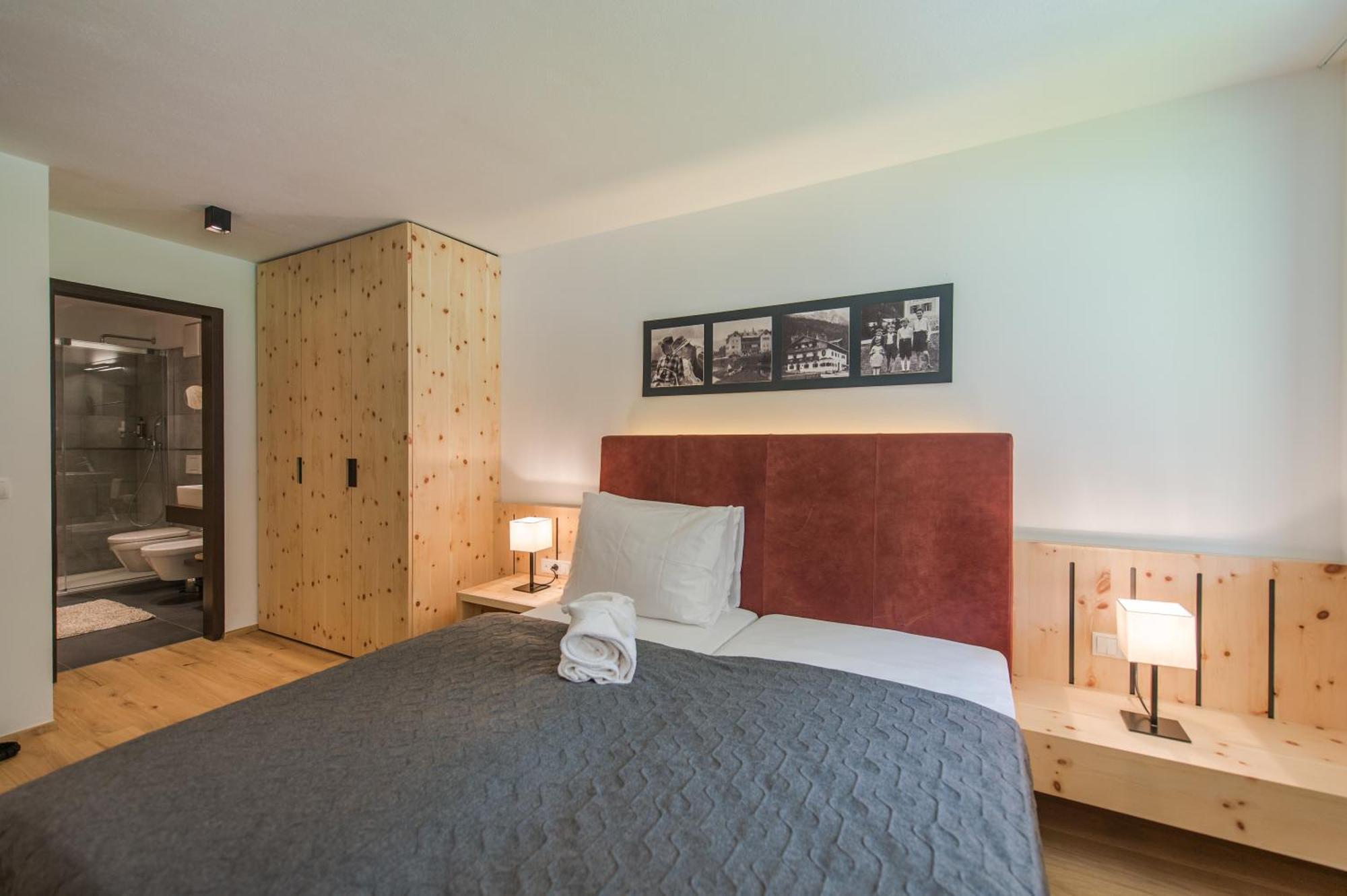 Hotel Dolomitenhof & Chalet Alte Post Sexten Room photo